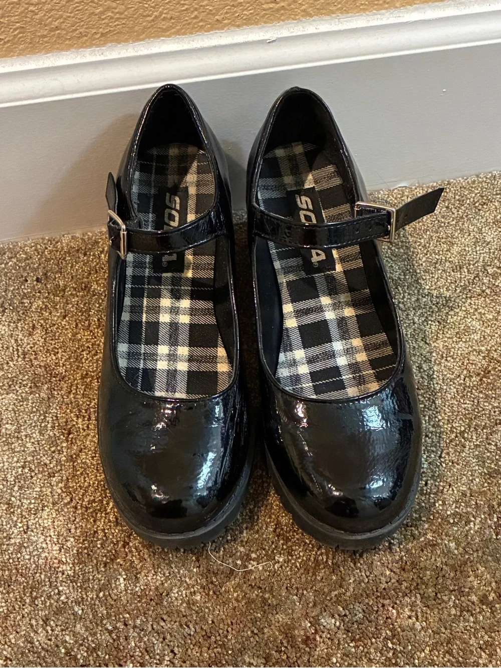 Classic Black Patent Mary Jane Heels with Chunky Sole
